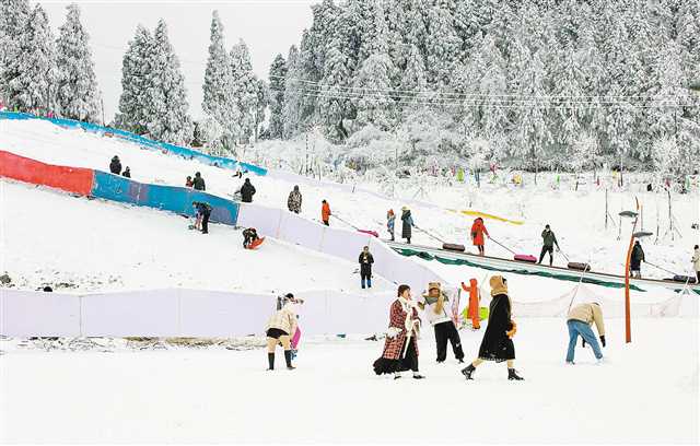 元旦假期冰雪遊溫泉遊最受青睞 重慶A級景區接待遊客353.8萬人次_fororder_2021-01-04-008-276900-1