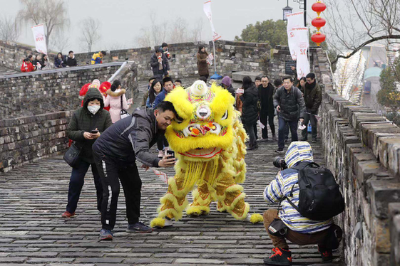南京城墻萬人“踏太平 走百病”