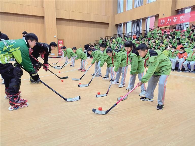 心往北京 滑向冬奧 陜西推動500萬人參與冰雪運動_fororder_5e534e65-1d23-42c4-8cf6-e0cb4b159084.1