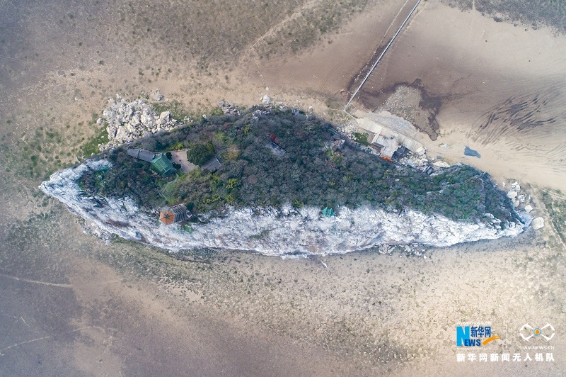 航拍鄱陽湖鞋山島 現半邊翠綠半邊白奇觀