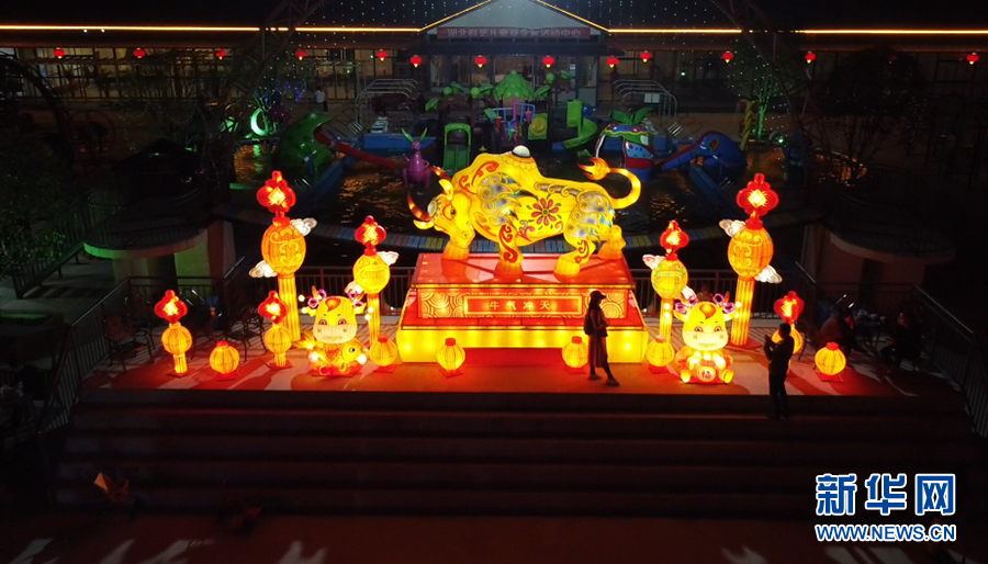 花燈迎佳節 流光溢彩如夢如幻