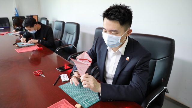 特殊的剪紙藝術作品獻給抗疫建設者