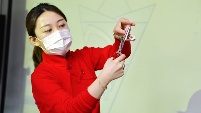 特殊的剪紙藝術作品獻給抗疫建設者