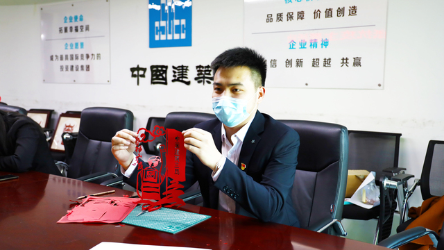 特殊的剪紙藝術作品獻給抗疫建設者