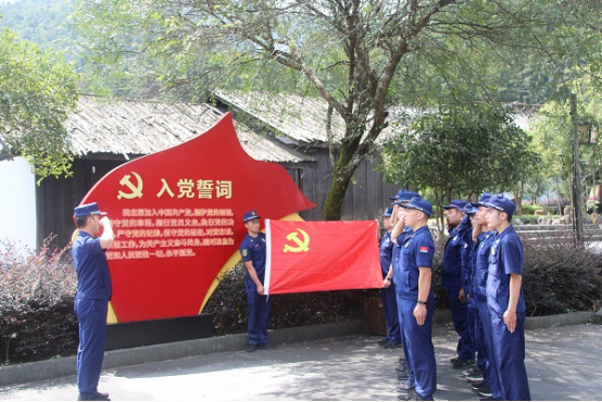 “追隨先輩足跡 接受紅色洗禮”