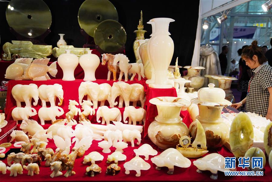哈爾濱：精美工藝品“閃耀”中俄博覽會