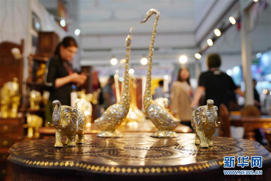 哈爾濱：精美工藝品“閃耀”中俄博覽會