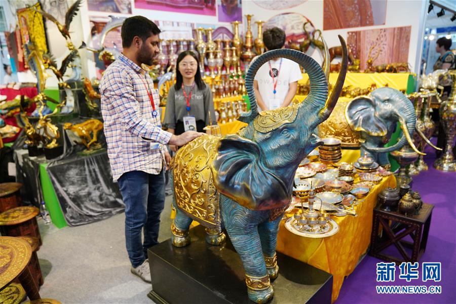 哈爾濱：精美工藝品“閃耀”中俄博覽會