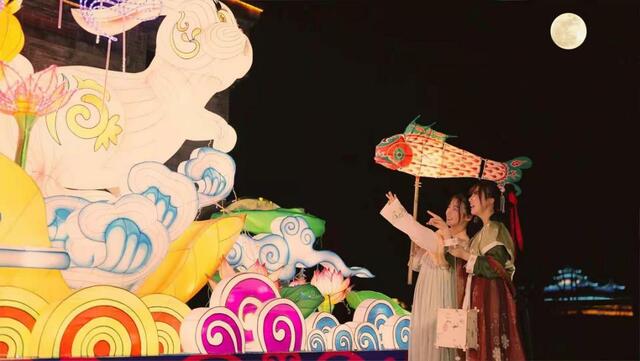安徽黃山：“夜泊黎陽 中秋燈會”點亮千年古鎮_fororder_圖片1