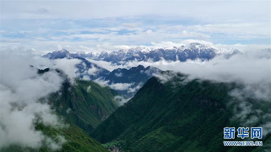 甘肅舟曲：雲霧飄渺 岷山如畫