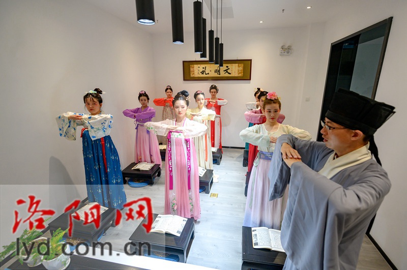 穿唐裝 學禮儀——看唐朝女子如何穿搭