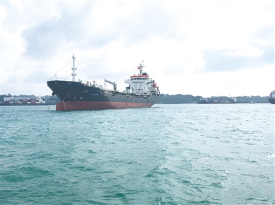 首艘外資國際船舶入籍“中國洋浦港”