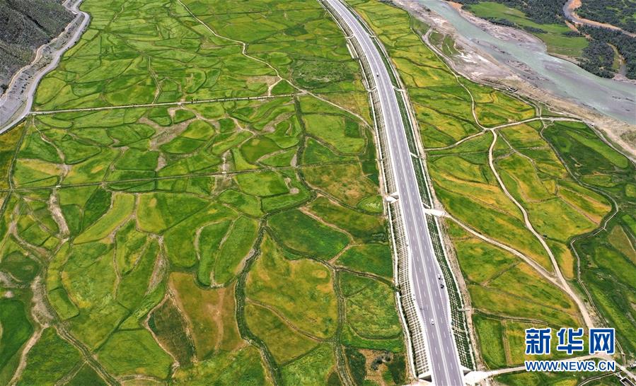 西藏：拉林公路秋色美