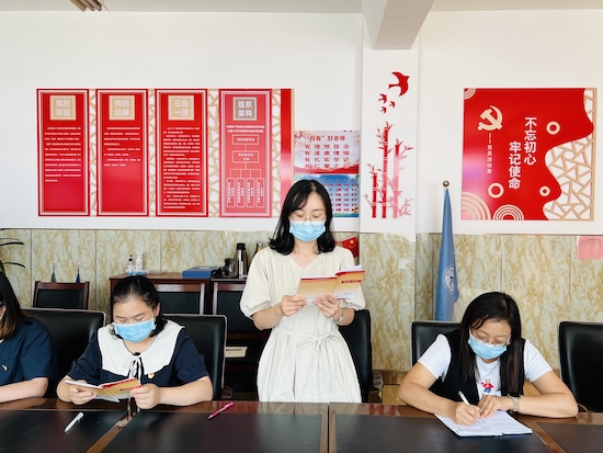 青島市城陽區流亭街道空港小學召開省黨代會精神學習討論會