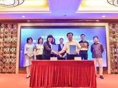 國際在線與河北大學雲簽約儀式_fororder_河北頻道簽約現場2（王珊珊和河北大學新聞傳播學院院長韓立新）_副本