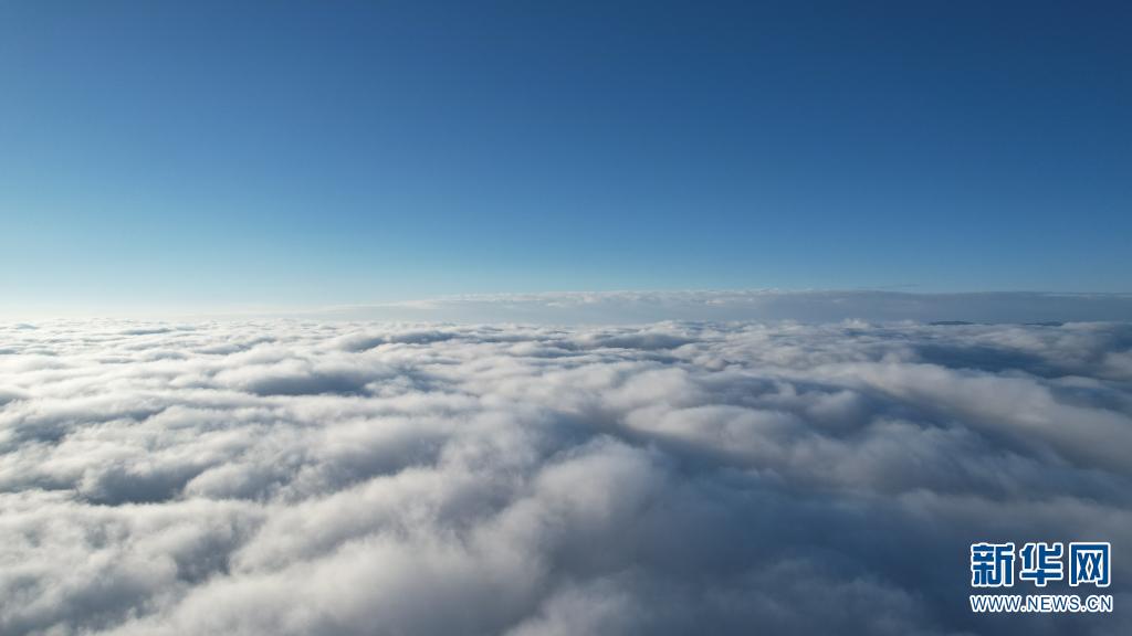 雲南大理上空現絕美雲海 雲海之上雪落蒼山