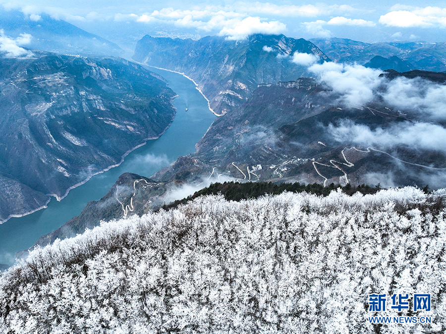 雪落三峽 山河如畫