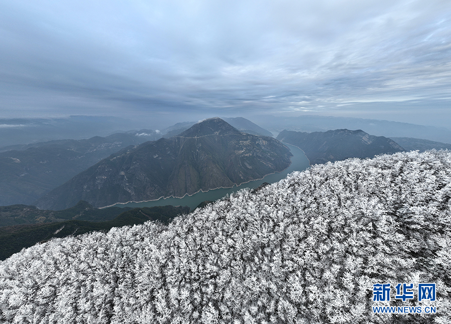 雪落三峽 山河如畫
