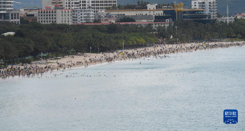 海南三亞：海灘人頭攢動