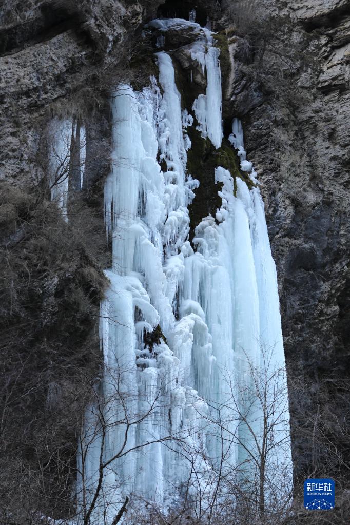 甘肅宕昌：賞冰玩雪冬遊“熱”