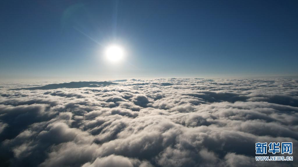 雲南大理上空現絕美雲海 雲海之上雪落蒼山
