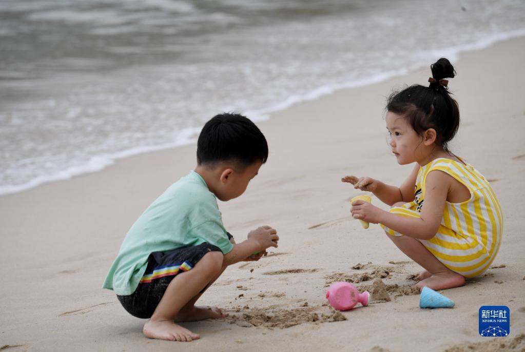 海南三亞：海灘人頭攢動