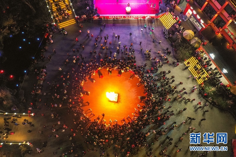 國家地質公園湖北恩施大峽谷“一炷香”被“點亮”