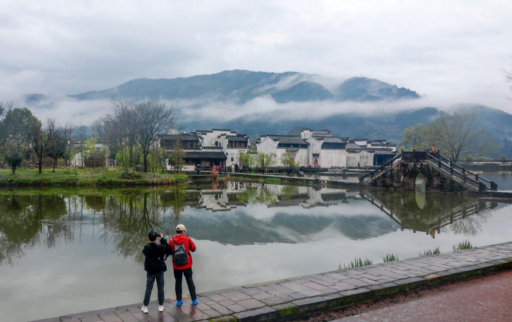 安徽黃山：雨後古村春色美