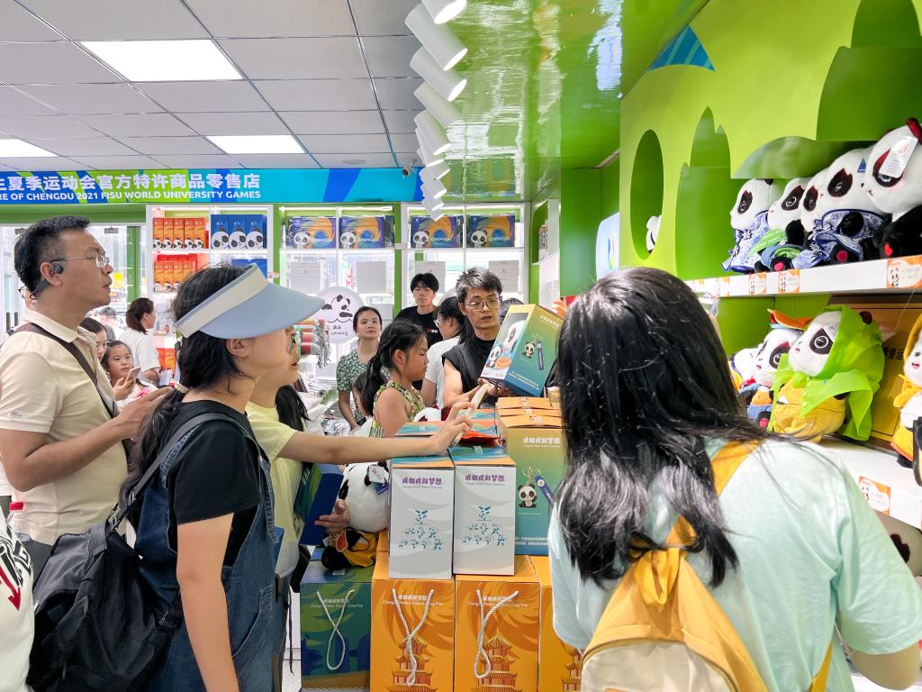 接力“冰墩墩” “蓉寶”成為成都夏日寵兒