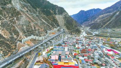 阿壩州全力推進交通與旅遊“融”出新天地