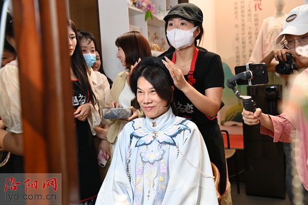 董明珠穿漢服遊洛邑古城 多次點讚洛陽文旅