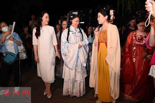 董明珠穿漢服遊洛邑古城 多次點讚洛陽文旅