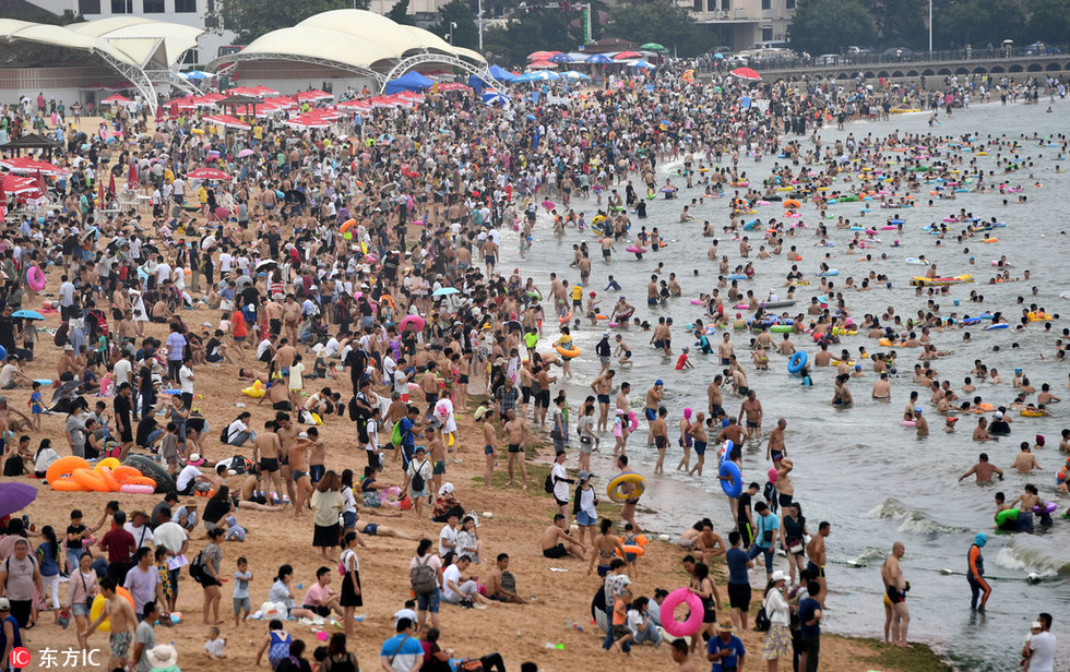 盛夏高溫酷暑難耐 青島浴場遊客“下餃子”避暑