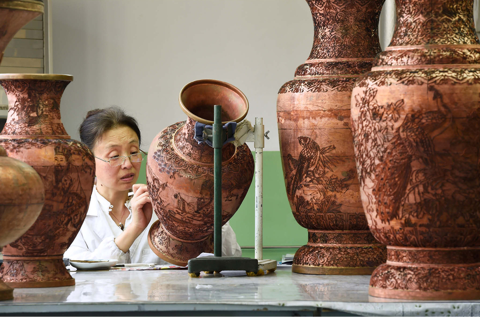 圖片默認標題_fororder_工藝大師正在製作景泰藍