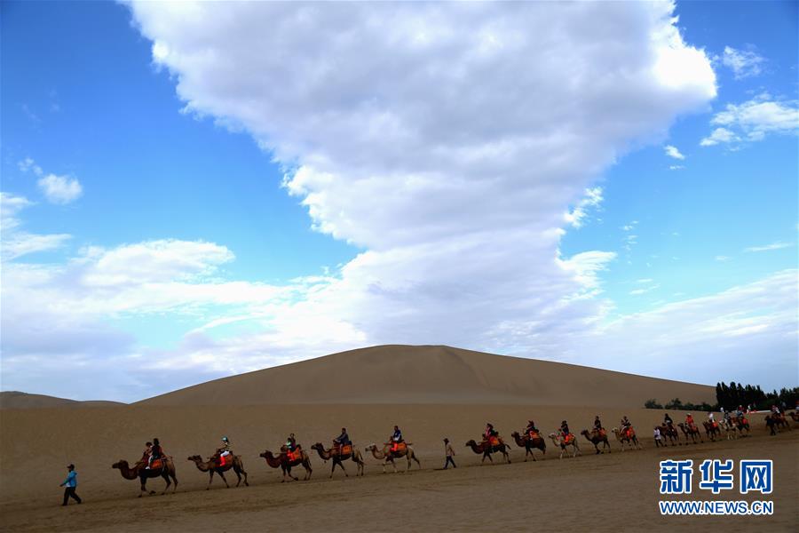 甘肅敦煌：鳴沙雲景如畫