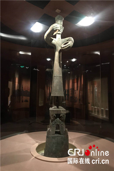青銅大立人像，三星堆遺址二號祭祀出土，當屬國家一級文物。_fororder_262293651612660807
