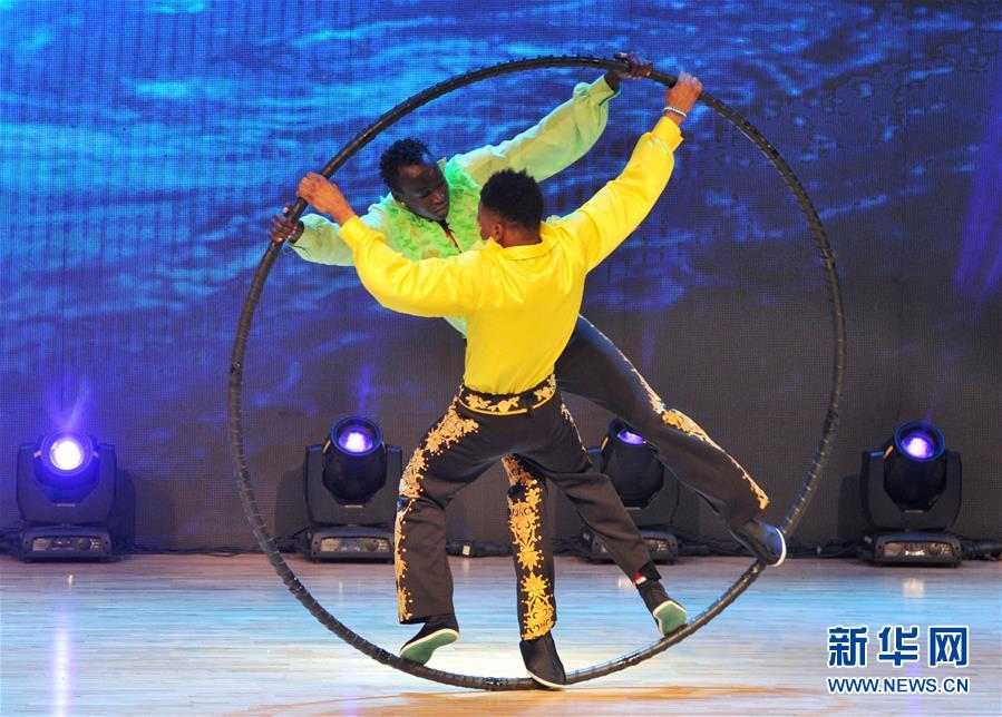 河北滄州：雜技“洋學生”喜領結業證