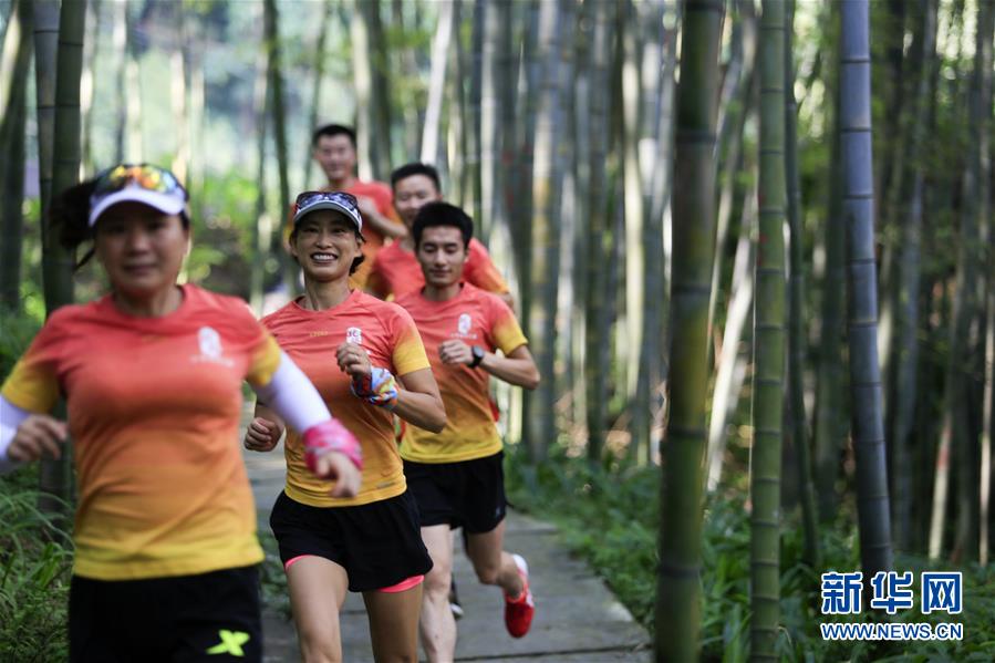 重慶北碚：跑步山林間