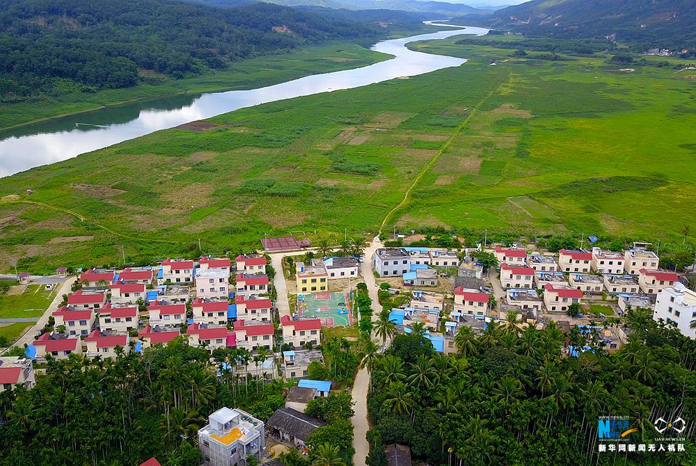航拍海南瓊中塹對村：春夏的草原 秋冬的海