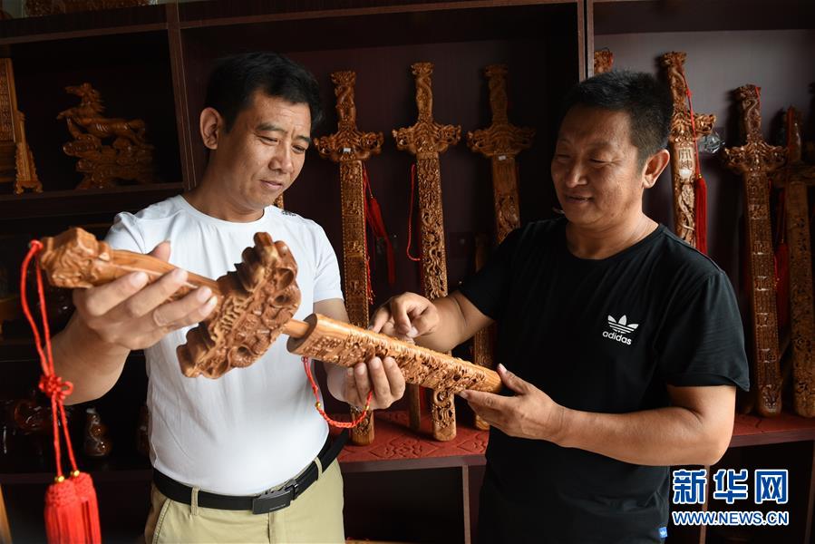 河北深州：廢棄桃木變身工藝品