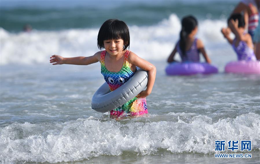 海南三亞：踏浪戲水
