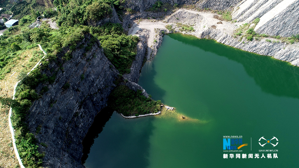 航拍不一樣的湖泊美景 重慶廢棄石坑的“逆襲”