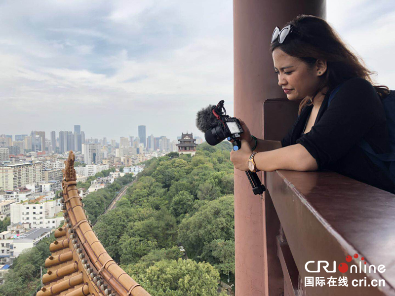 【急稿】【CRI原創】五洲十國”旅遊達人“登臨黃鶴樓 遠眺長江美景（組圖）