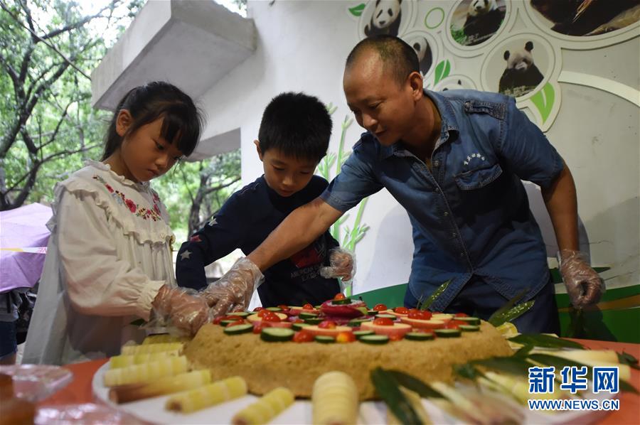 重慶：手工月餅送給大熊貓