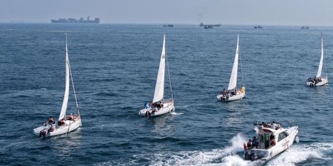山東青島舉行海上巡遊迎接中國航海日