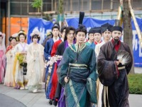 非遺、漢服、旱地龍舟，宜賓端午國風集首日人潮如織