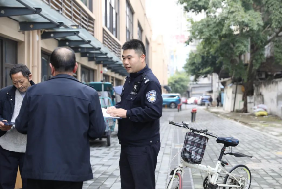 重慶江津民警陳難：自行車上的社區守護者