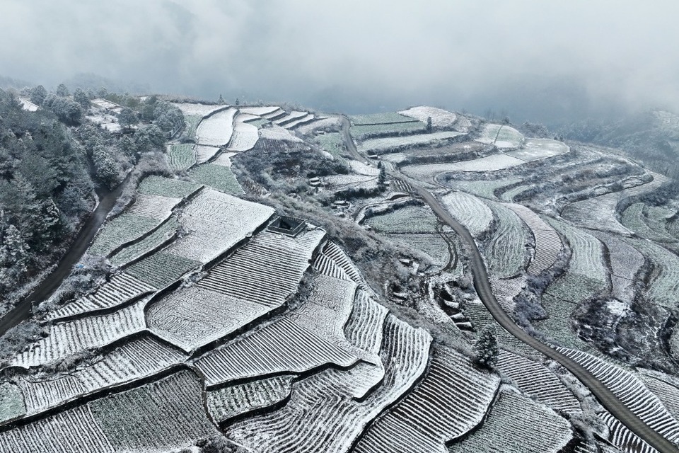 重慶黔江：春雪落山間 農家入畫來