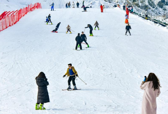 玩雪泡溫泉品年味 重慶金佛山蛇年狂歡即將開啟