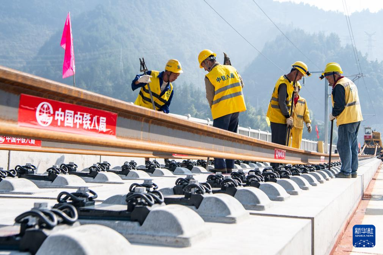 渝廈高鐵重慶東至黔江段進入鋪軌階段